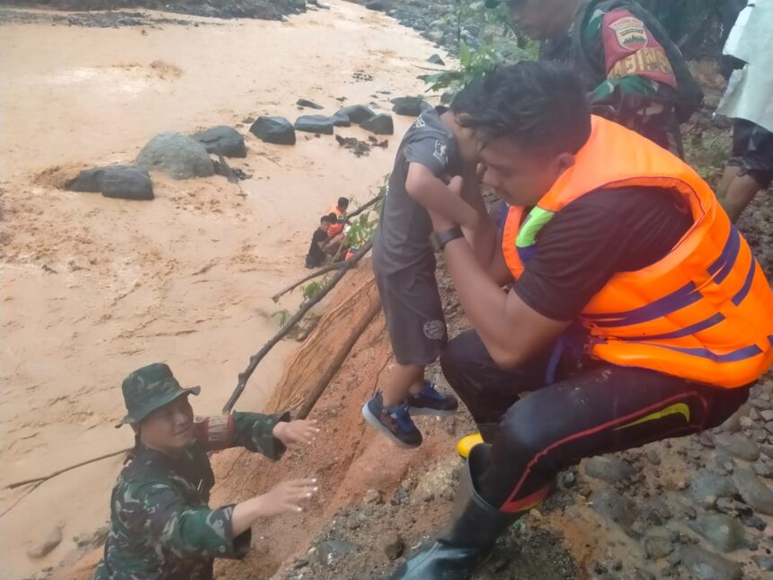 Satgas Penanggulangan Bencana Alam (Gulbencal) Kodim 0211/Tapanuli Tengah saat mengevakuasi puluhan warga yang terjebak banjir susulan akibat tingginya curah hujan di Kecamatan Tukka, Kabupaten Tapanuli Tengah, Jumat (2/1/2026). Foto: Dispenad
