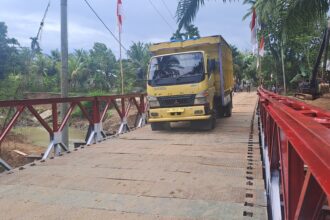 Jembatan Bailey darurat di Panton Nisam, Kabupaten Aceh Utara, sudah bisa dipergunakan sebagai akses transportasi warga yang sempat terputus akibat banjir. Foto: Dispenad