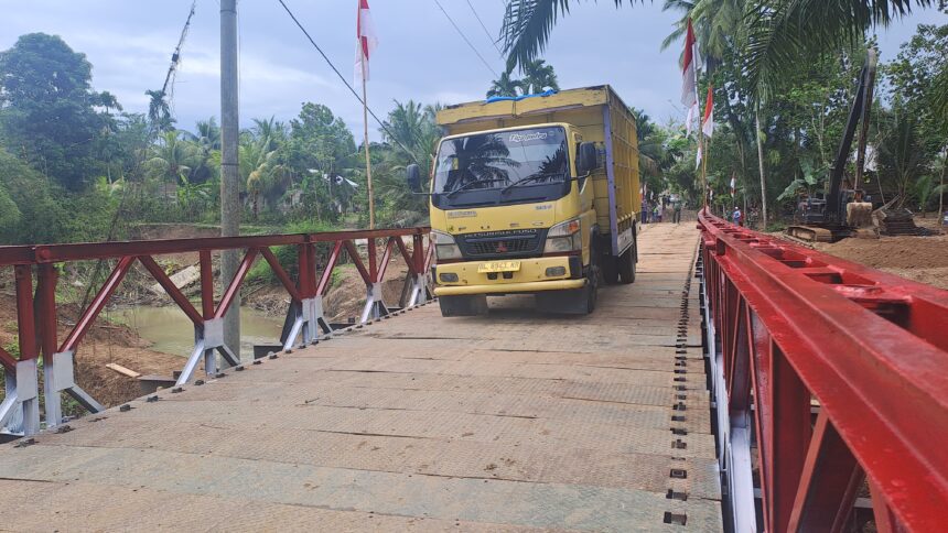 Jembatan Bailey darurat di Panton Nisam, Kabupaten Aceh Utara, sudah bisa dipergunakan sebagai akses transportasi warga yang sempat terputus akibat banjir. Foto: Dispenad