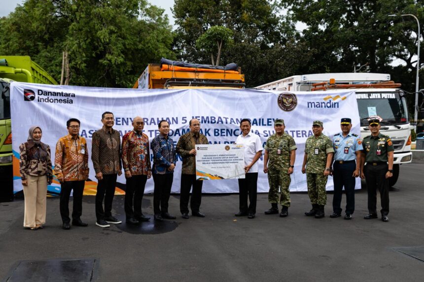 Bank Mandiri berkolaborasi dengan Kementerian Pertahanan Republik Indonesia (Kemenhan) dalam pembangunan lima jembatan bertipe bailey guna membantu pemulihan konektivitas wilayah yang terisolir akibat bencana banjir dan tanah longsor Sumatera. Foto: Dok Bank Mandiri