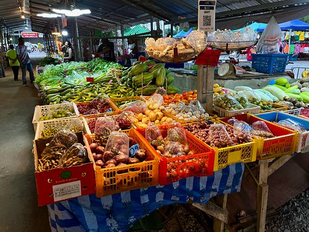 Ilustrasi, jualan cabai rawit, bawang merah. Foto: Istock @Anatoly Kireev