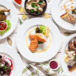 Ilustrasi Pemandangan terbaik prasmanan dengan bermacam-macam makanan hangat yang sehat. Foto: Istock @golubovy