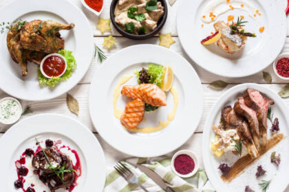 Ilustrasi Pemandangan terbaik prasmanan dengan bermacam-macam makanan hangat yang sehat. Foto: Istock @golubovy