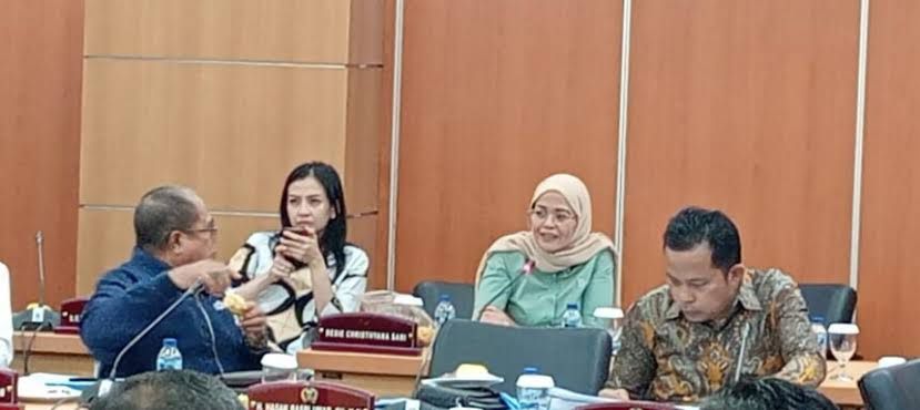 Anggota Komisi E DPRD DKI Jakarta, Desie Cristhiyana Sari (berbaju hijau) saat rapat kerja.(foto istimewa)