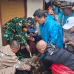 Tim pencarian dan pertolongan gabungan bersama warga melakukan evakuasi para korban terdampak banjir bandang di Kabupaten Kepualauan Sitaro, Senin (5/1/2026) siang. Foto: BPBD Kabupaten Kepulauan Sitaro