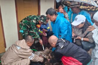Tim pencarian dan pertolongan gabungan bersama warga melakukan evakuasi para korban terdampak banjir bandang di Kabupaten Kepualauan Sitaro, Senin (5/1/2026) siang. Foto: BPBD Kabupaten Kepulauan Sitaro