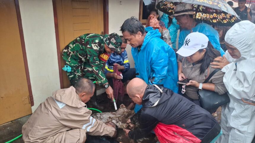 Tim pencarian dan pertolongan gabungan bersama warga melakukan evakuasi para korban terdampak banjir bandang di Kabupaten Kepualauan Sitaro, Senin (5/1/2026) siang. Foto: BPBD Kabupaten Kepulauan Sitaro