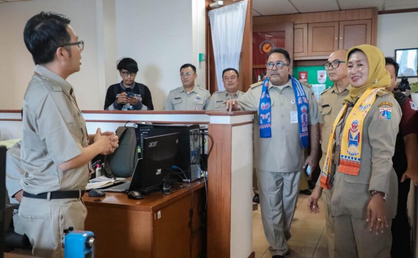 Wagub DKI Jakarta, Rano Karno saat mengunjungi kantor walikota Jakarta Barat.(foto istimewa)