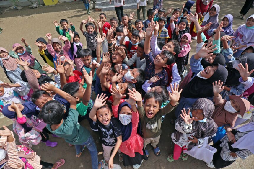 Suasana siswa-siswi SD Negeri 1 Karang Baru, Kabupaten Aceh Tamiang, mengikuti kegiatan belajar mengajar hari pertama semester genap Tahun Ajaran 2025/2026, dalam kondisi pascabanjir di Kabupaten Aceh Tamiang, Provinsi Aceh, Senin (5/1/2026). Foto: Ist