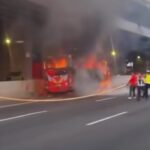 Bus rombongan peziarah asal Bandar Lampung ludes terbakar di ruas Tol Jakarta–Cikampek (Japek) KM 06+400, tepat di bawah Stasiun LRT Jatibening, Kota Bekasi, Jawa Barat, Senin (5/1/2026) sore. Seluruh penumpang berhasil dievakuasi dan tidak ada laporan korban jiwa. Foto: Tangkap layar IG @infobekasi
