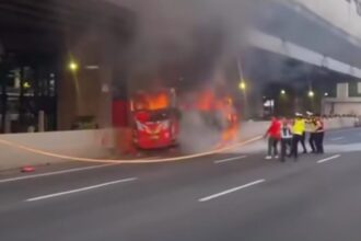 Bus rombongan peziarah asal Bandar Lampung ludes terbakar di ruas Tol Jakarta–Cikampek (Japek) KM 06+400, tepat di bawah Stasiun LRT Jatibening, Kota Bekasi, Jawa Barat, Senin (5/1/2026) sore. Seluruh penumpang berhasil dievakuasi dan tidak ada laporan korban jiwa. Foto: Tangkap layar IG @infobekasi