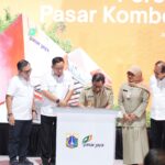 Direktur Utama Perumda Pasar Jaya, Agus Himawan dan jajaran saat meresmikan Pasar Kombongan, Jakarta Pusat, Selasa (6/1/2026). Peresmian dihadiri Gubernur DKI Jakarta, Pramono Anung, disaksikan jajaran pejabat pemerintah daerah, Dewan Pengawas, Direksi BUMD, serta perwakilan pedagang dan masyarakat. Foto: Ist