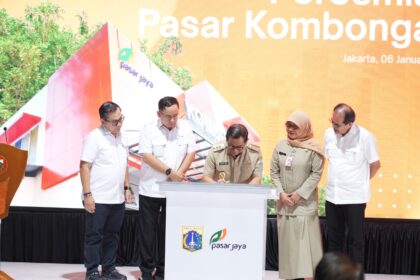 Direktur Utama Perumda Pasar Jaya, Agus Himawan dan jajaran saat meresmikan Pasar Kombongan, Jakarta Pusat, Selasa (6/1/2026). Peresmian dihadiri Gubernur DKI Jakarta, Pramono Anung, disaksikan jajaran pejabat pemerintah daerah, Dewan Pengawas, Direksi BUMD, serta perwakilan pedagang dan masyarakat. Foto: Ist