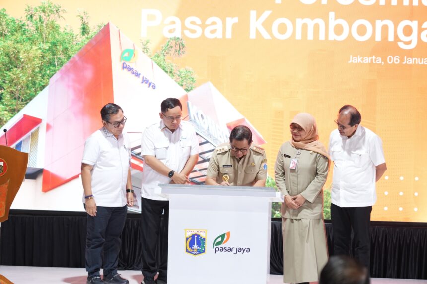 Direktur Utama Perumda Pasar Jaya, Agus Himawan dan jajaran saat meresmikan Pasar Kombongan, Jakarta Pusat, Selasa (6/1/2026). Peresmian dihadiri Gubernur DKI Jakarta, Pramono Anung, disaksikan jajaran pejabat pemerintah daerah, Dewan Pengawas, Direksi BUMD, serta perwakilan pedagang dan masyarakat. Foto: Ist