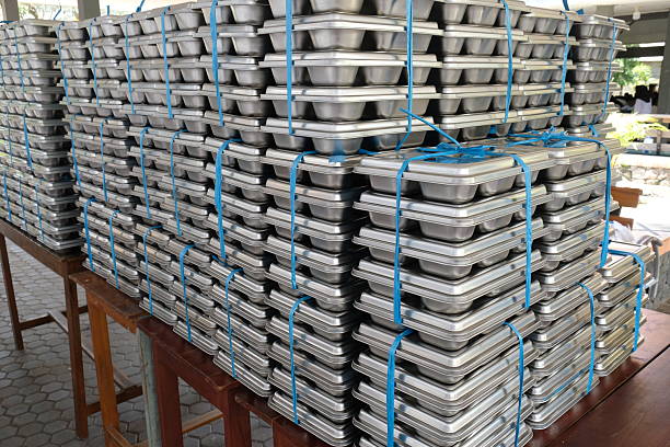 Ilustrasi, Tumpukan baki makanan MBG Makanan bergizi gratis. Foto: Istock @Ika Rakhmawati Hilal