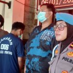 Tersangka pencurian, Uut Anggara, 32, (mengenakan baju tahanan) tertunduk lesu saat dihadirkan dalam pengungkapan kasus pencurian dengan pemberatan dipimpin Kapolsek Cipayung, Kompol Saut Parulian Tobing di Mapolsek Cipayung, Jakarta Timur, Selasa (6/1/2026) siang. Foto: Joesvicar Iqbal/ipol.id