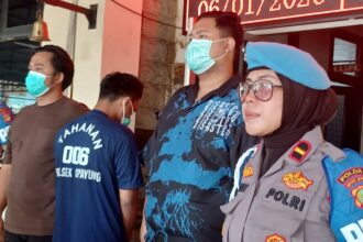 Tersangka pencurian, Uut Anggara, 32, (mengenakan baju tahanan) tertunduk lesu saat dihadirkan dalam pengungkapan kasus pencurian dengan pemberatan dipimpin Kapolsek Cipayung, Kompol Saut Parulian Tobing di Mapolsek Cipayung, Jakarta Timur, Selasa (6/1/2026) siang. Foto: Joesvicar Iqbal/ipol.id