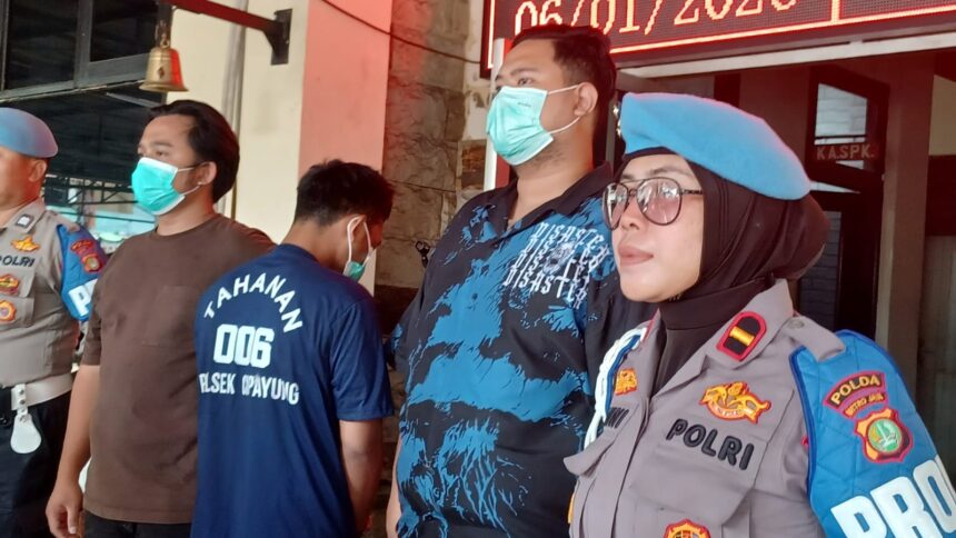 Tersangka pencurian, Uut Anggara, 32, (mengenakan baju tahanan) tertunduk lesu saat dihadirkan dalam pengungkapan kasus pencurian dengan pemberatan dipimpin Kapolsek Cipayung, Kompol Saut Parulian Tobing di Mapolsek Cipayung, Jakarta Timur, Selasa (6/1/2026) siang. Foto: Joesvicar Iqbal/ipol.id