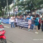 Ribuan aktivis dari organisasi kemasyarakatan Islam Nahdlatul Ulama (NU) dan Muhammadiyah menggelar aksi unjuk rasa, sebagai bentuk keberatan terhadap tayangan Mens Rea yang ditayangkan melalui platform Netflix, di depan Kantor Kementerian Komunikasi dan Digital (Komdigi) serta Komisi Penyiaran Indonesia (KPI) Pusat, Jakarta Pusat, Rabu (7/1/2026). Foto/ipol