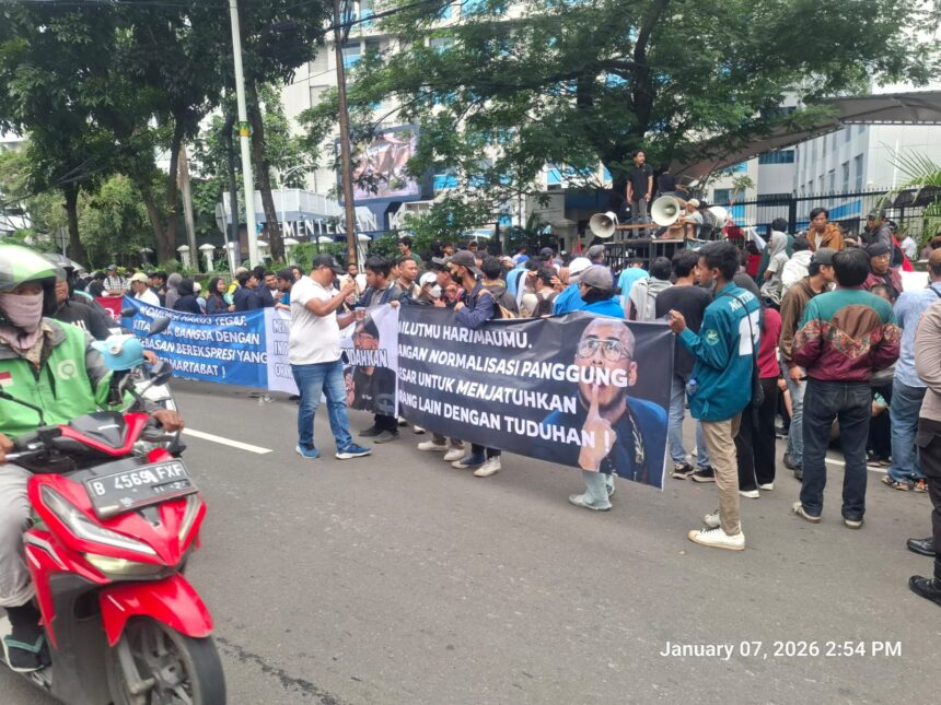 Ribuan aktivis dari organisasi kemasyarakatan Islam Nahdlatul Ulama (NU) dan Muhammadiyah menggelar aksi unjuk rasa, sebagai bentuk keberatan terhadap tayangan Mens Rea yang ditayangkan melalui platform Netflix, di depan Kantor Kementerian Komunikasi dan Digital (Komdigi) serta Komisi Penyiaran Indonesia (KPI) Pusat, Jakarta Pusat, Rabu (7/1/2026). Foto/ipol