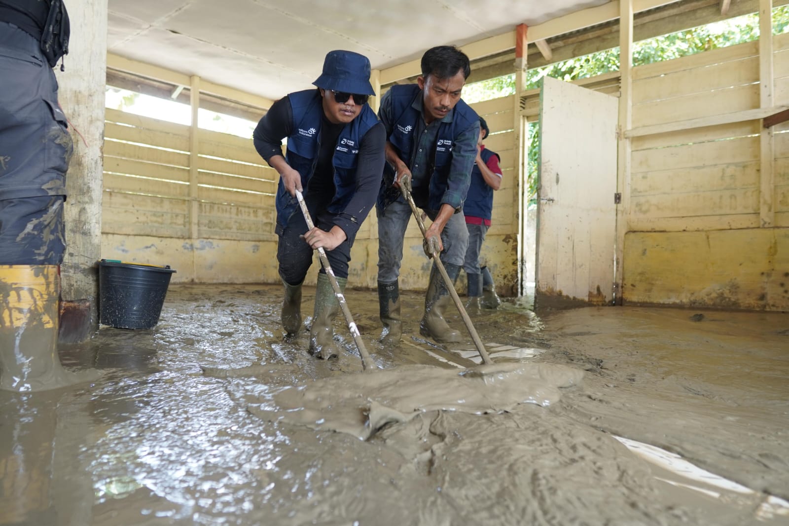 Relawan BUMN Peduli TelkomGroup melakukan kegiatan bakti kebersihan di salah satu sekolah di Kabupaten Aceh Tamiang. Foto: Telkom Indonesia