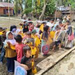 Sejumlah anak-anak di Kota Subulussalam menerima bantuan pendidikan berupa perlengkapan sekolah dari TelkomGroup. Foto: Telkom Indonesia
