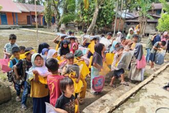 Sejumlah anak-anak di Kota Subulussalam menerima bantuan pendidikan berupa perlengkapan sekolah dari TelkomGroup. Foto: Telkom Indonesia