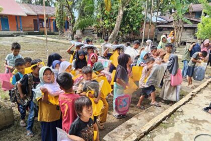 Sejumlah anak-anak di Kota Subulussalam menerima bantuan pendidikan berupa perlengkapan sekolah dari TelkomGroup. Foto: Telkom Indonesia