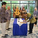 Menteri Keuangan Purbaya Yudhi Sadewa (kiri) saat menyaksikan pelantikan pejabat baru di lingkungan LPEI. Foto: Dok LPEI