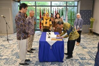 Menteri Keuangan Purbaya Yudhi Sadewa (kiri) saat menyaksikan pelantikan pejabat baru di lingkungan LPEI. Foto: Dok LPEI