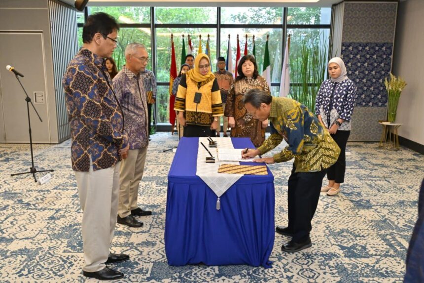 Menteri Keuangan Purbaya Yudhi Sadewa (kiri) saat menyaksikan pelantikan pejabat baru di lingkungan LPEI. Foto: Dok LPEI