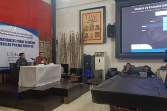 Direktur SIGI LSI Denny JA, Ardian Sopa, dalam pemaparan survei publik terbaru menghasilkan mayoritas publik menyatakan menolak wacana Pilkada dipilih oleh DPRD, di kantor LSI Denny JA di Jalan Pemuda, Pulogadung, Jakarta Timur, Rabu (7/01/2026). Foto: Joesvicar Iqbal/ipol.id
