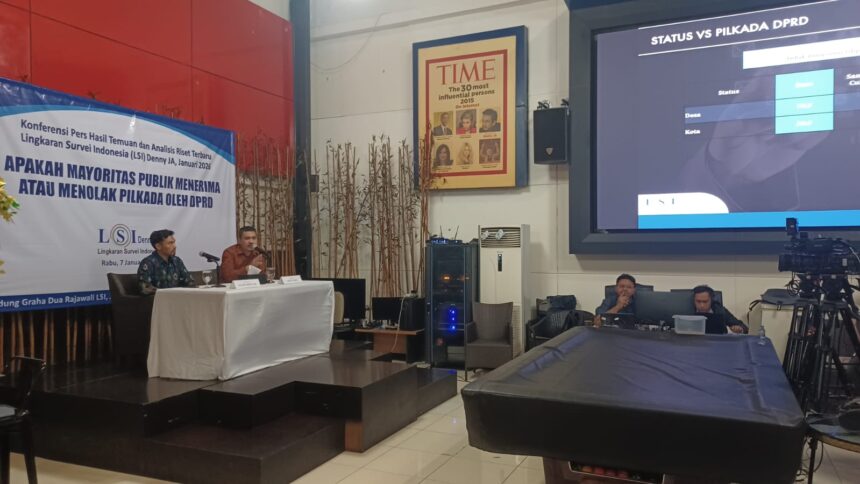 Direktur SIGI LSI Denny JA, Ardian Sopa, dalam pemaparan survei publik terbaru menghasilkan mayoritas publik menyatakan menolak wacana Pilkada dipilih oleh DPRD, di kantor LSI Denny JA di Jalan Pemuda, Pulogadung, Jakarta Timur, Rabu (7/01/2026). Foto: Joesvicar Iqbal/ipol.id