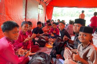 Kondisi hari pertama masuk sekolah saat proses kegiatan belajar mengajar siswa-siswi SD IT An-Nur di bawah tenda BNPB, Kabupaten Pidie Jaya, Provinsi Aceh, Senin (5/1/2026). Foto: Ist