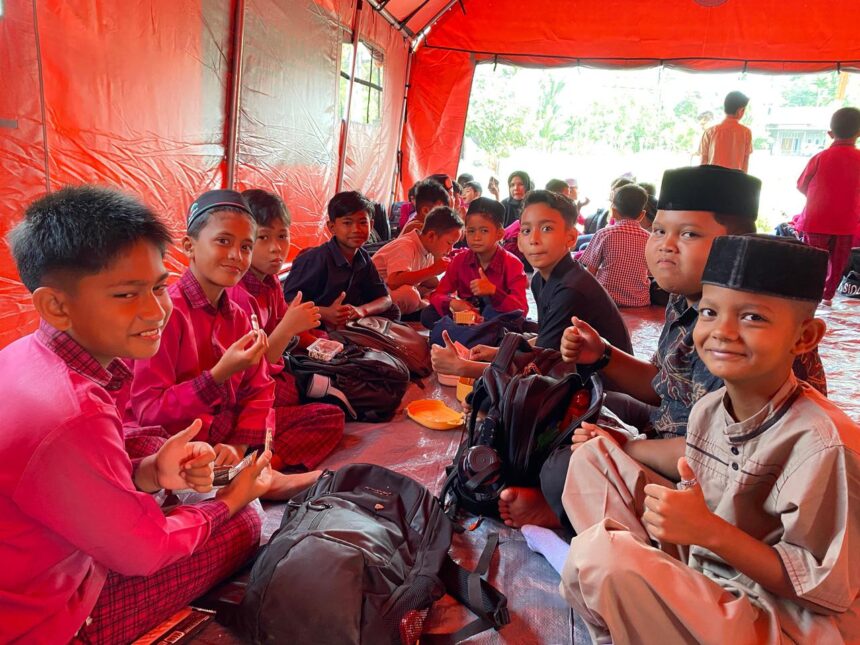 Kondisi hari pertama masuk sekolah saat proses kegiatan belajar mengajar siswa-siswi SD IT An-Nur di bawah tenda BNPB, Kabupaten Pidie Jaya, Provinsi Aceh, Senin (5/1/2026). Foto: Ist