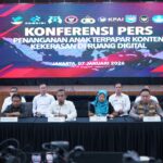 Kepala Pejabat Pengelola Informasi dan Dokumentasi (PPID) Densus 88 AT Polri, Kombes Mayndra Eka Wardana dan jajaran dalam Konferensi Pers Penanganan Anak Terpapar Konten Kekerasan di Ruang Digital di Gedung Awaloedin Djamin Bareskrim Polri, Jakarta, Rabu (7/1/2026). Foto: Ist