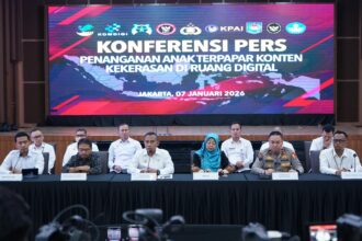 Kepala Pejabat Pengelola Informasi dan Dokumentasi (PPID) Densus 88 AT Polri, Kombes Mayndra Eka Wardana dan jajaran dalam Konferensi Pers Penanganan Anak Terpapar Konten Kekerasan di Ruang Digital di Gedung Awaloedin Djamin Bareskrim Polri, Jakarta, Rabu (7/1/2026). Foto: Ist