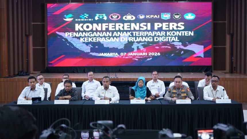 Kepala Pejabat Pengelola Informasi dan Dokumentasi (PPID) Densus 88 AT Polri, Kombes Mayndra Eka Wardana dan jajaran dalam Konferensi Pers Penanganan Anak Terpapar Konten Kekerasan di Ruang Digital di Gedung Awaloedin Djamin Bareskrim Polri, Jakarta, Rabu (7/1/2026). Foto: Ist