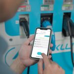 Ilustrasi pengguna EV sedang menggunakan aplikasi PLN Mobile untuk mengisi daya di salah satu SPKLU. Foto: Dok PLN