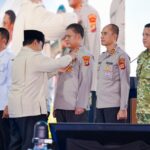 Presiden Republik Indonesia Prabowo Subianto saat memberikan penghargaan kepada sejumlah pejabat Polri pada kegiatan berlangsung dalam momentum Panen Raya Nasional di Kabupaten Karawang, Jawa Barat, Rabu (7/1/2026). Foto: Ist