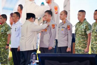 Presiden Republik Indonesia Prabowo Subianto saat memberikan penghargaan kepada sejumlah pejabat Polri pada kegiatan berlangsung dalam momentum Panen Raya Nasional di Kabupaten Karawang, Jawa Barat, Rabu (7/1/2026). Foto: Ist