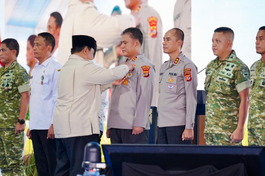 Presiden Republik Indonesia Prabowo Subianto saat memberikan penghargaan kepada sejumlah pejabat Polri pada kegiatan berlangsung dalam momentum Panen Raya Nasional di Kabupaten Karawang, Jawa Barat, Rabu (7/1/2026). Foto: Ist