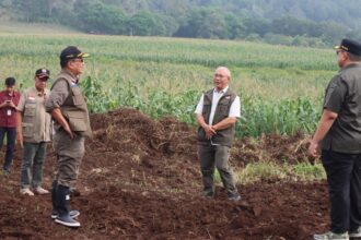 Sekretaris Utama BNPB Rustian didampingi Wakil Bupati Tanah Datar meninjau 1,8 hektare lahan kosong diperkirakan dapat dibangun sekitar 34 hingga 70 unit huntap terpadu di Kecamatan Rambatan, Kabupaten Tanah Datar, Rabu (7/1/2026). Foto: Ist
