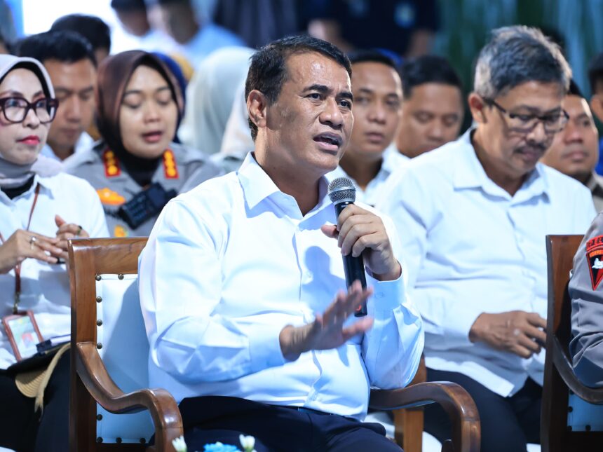 Menteri Pertanian Andi Amran Sulaiman saat menghadiri kegiatan panen raya jagung serentak kuartal IV di Kabupaten Bekasi, Jawa Barat, Kamis (8/1/2026). Foto: Ist