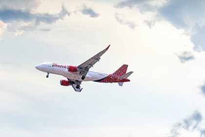 Ilustrasi, Lion Group buka suara soal wanita berpenampilan mirip pramugari Batik Air. Dipastikan bukan awak kabin dan atribut yang digunakan bukan perlengkapan resmi maskapai. Foto: IG @batikair
