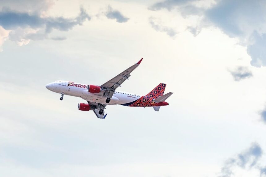 Ilustrasi, Lion Group buka suara soal wanita berpenampilan mirip pramugari Batik Air. Dipastikan bukan awak kabin dan atribut yang digunakan bukan perlengkapan resmi maskapai. Foto: IG @batikair