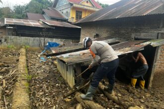 Resimen II Pasukan Pelopor BKO Polda Sumatera Barat saat membantu masyarakat terdampak bencana banjir di Wilayah Sumatera Barat, Jumat (9/1/2026). Foto: Ist