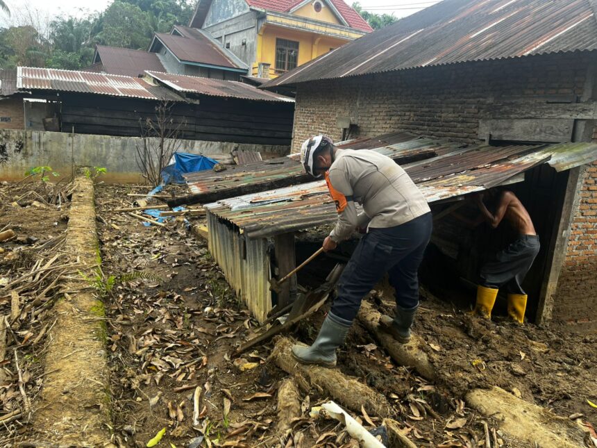 Resimen II Pasukan Pelopor BKO Polda Sumatera Barat saat membantu masyarakat terdampak bencana banjir di Wilayah Sumatera Barat, Jumat (9/1/2026). Foto: Ist