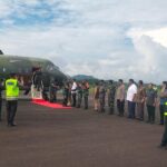 Kepala Staf Angkatan Darat (Kasad) Jenderal TNI Maruli Simanjuntak beserta jajaran saat tiba di Bandara Pinangsori. Foto: Dispenad