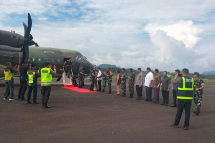 Kepala Staf Angkatan Darat (Kasad) Jenderal TNI Maruli Simanjuntak beserta jajaran saat tiba di Bandara Pinangsori. Foto: Dispenad